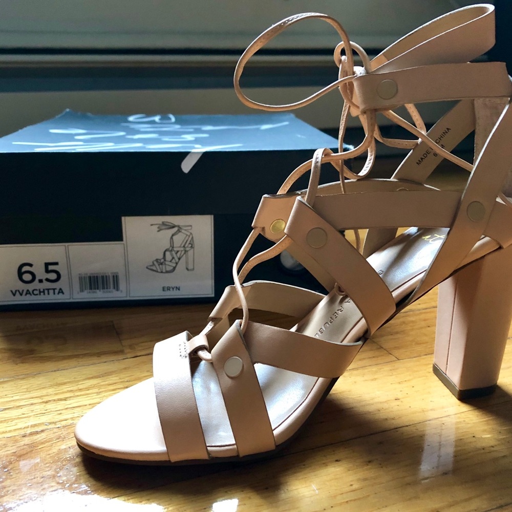 Banana Republic Eryn nude block heel sandals NWB